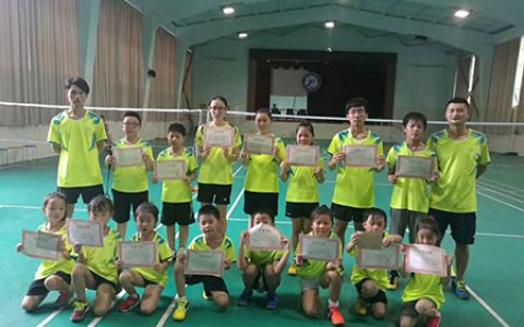 掌握各种站位的方式是北京中小学球盟会羽毛球指导入门的必修课程